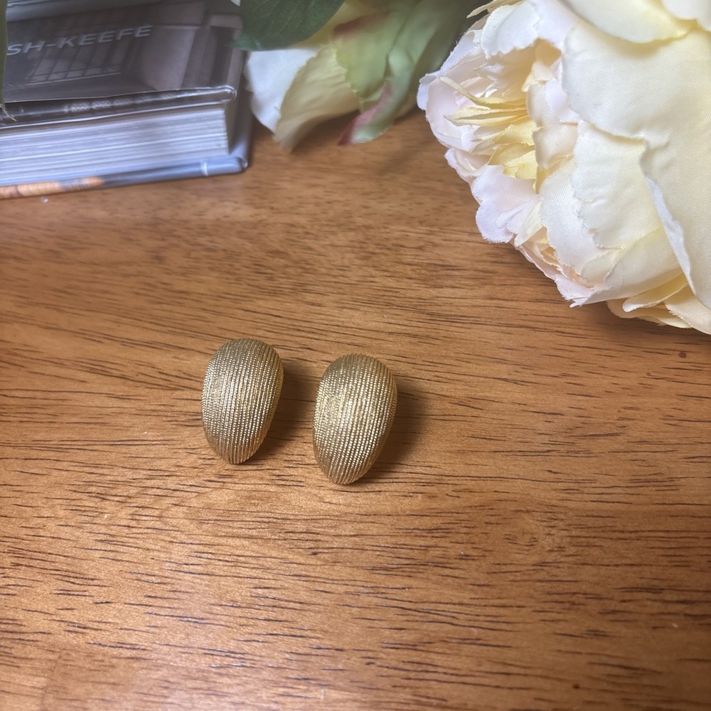 1980s Vintage Yellow Gold Tone‎ Chunky Classic Clip On Earrings Shine Link Like